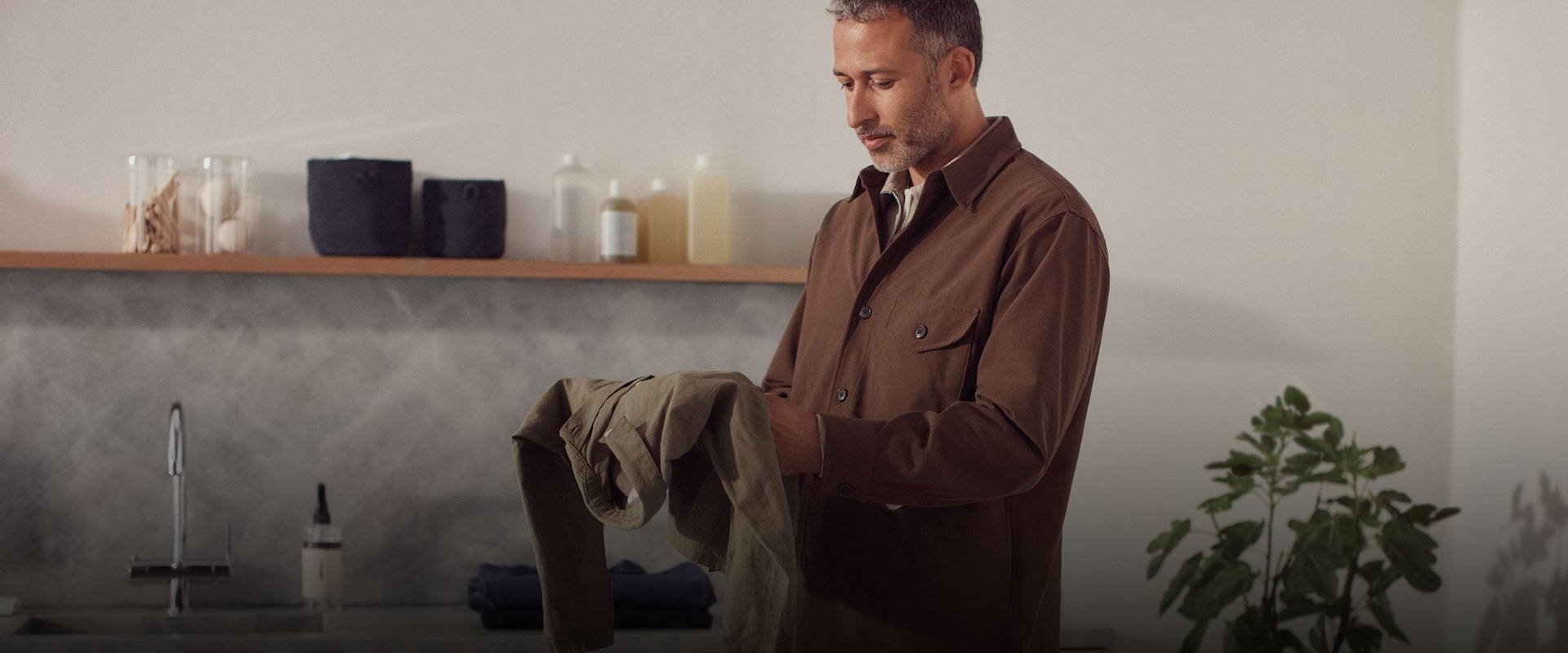 Henkilö pesee pyykkiä.